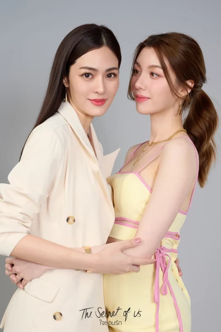 โปสเตอร์ละคร ใจซ่อนรัก The Secret Of Us ใช้เป็นพื้นหลัง