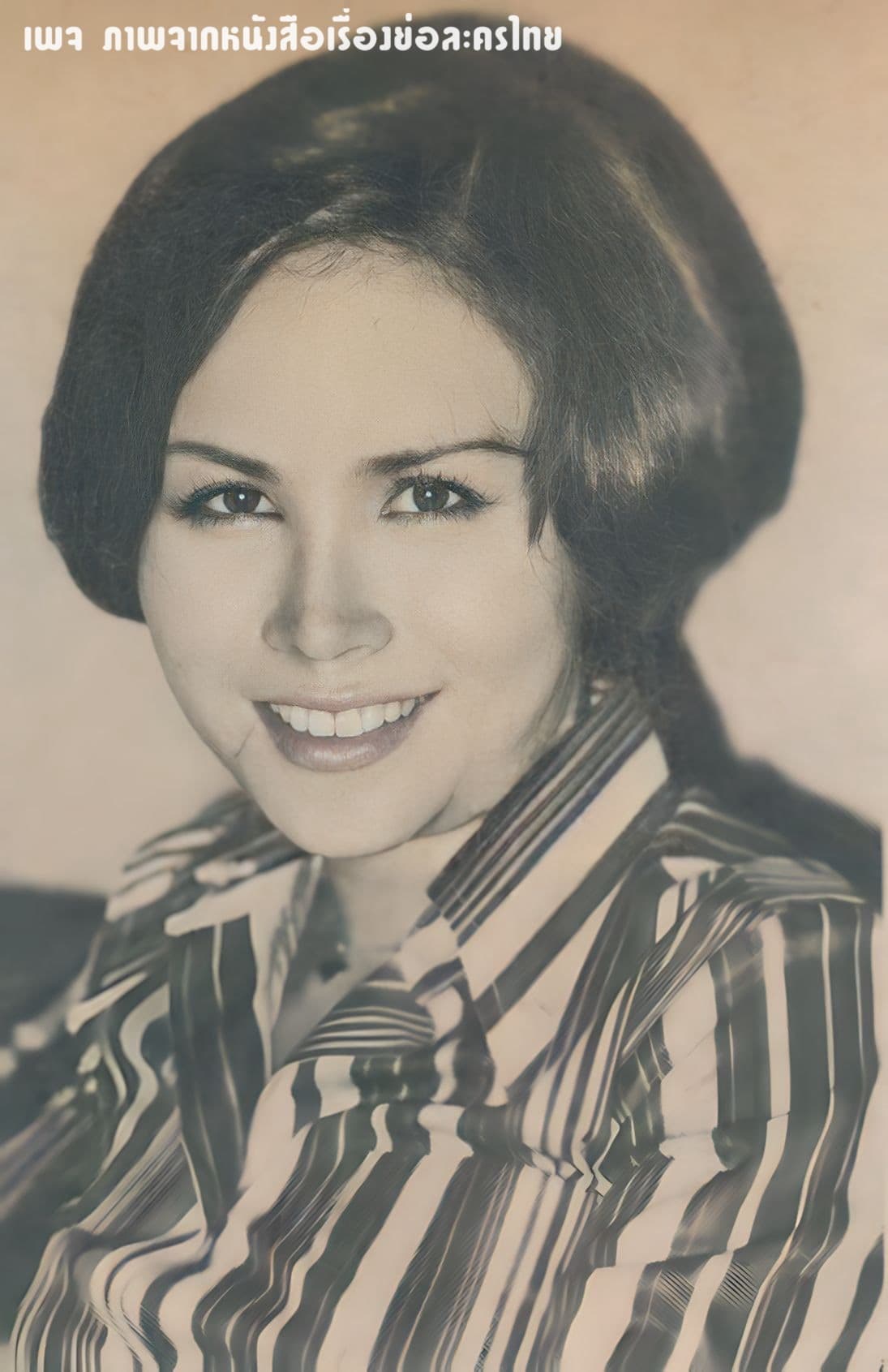 โปสเตอร์ละคร ขบวนการคนใช้ ใช้เป็นพื้นหลัง