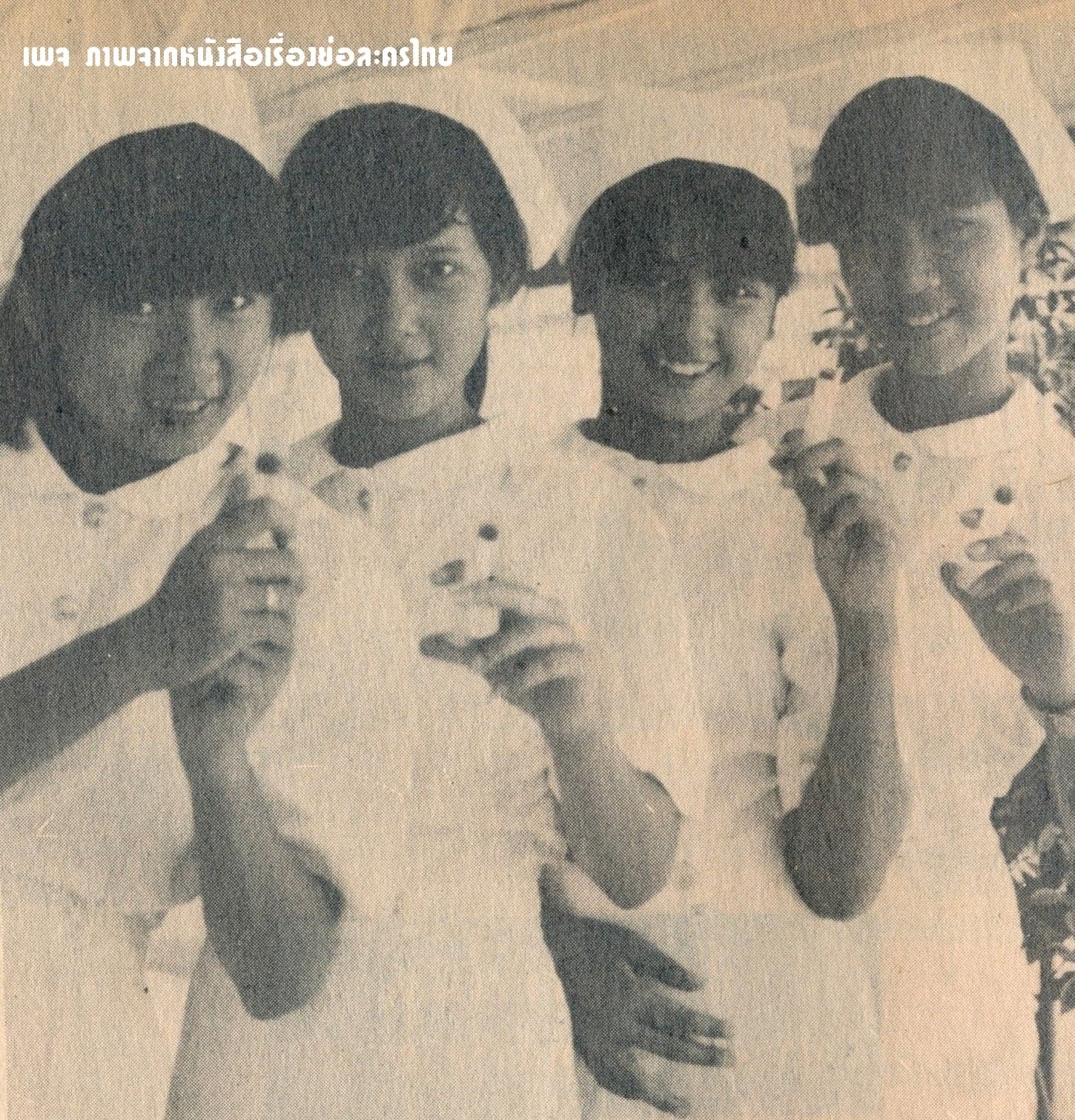 Poster of กว่าจะสวมหมวกขาว as background