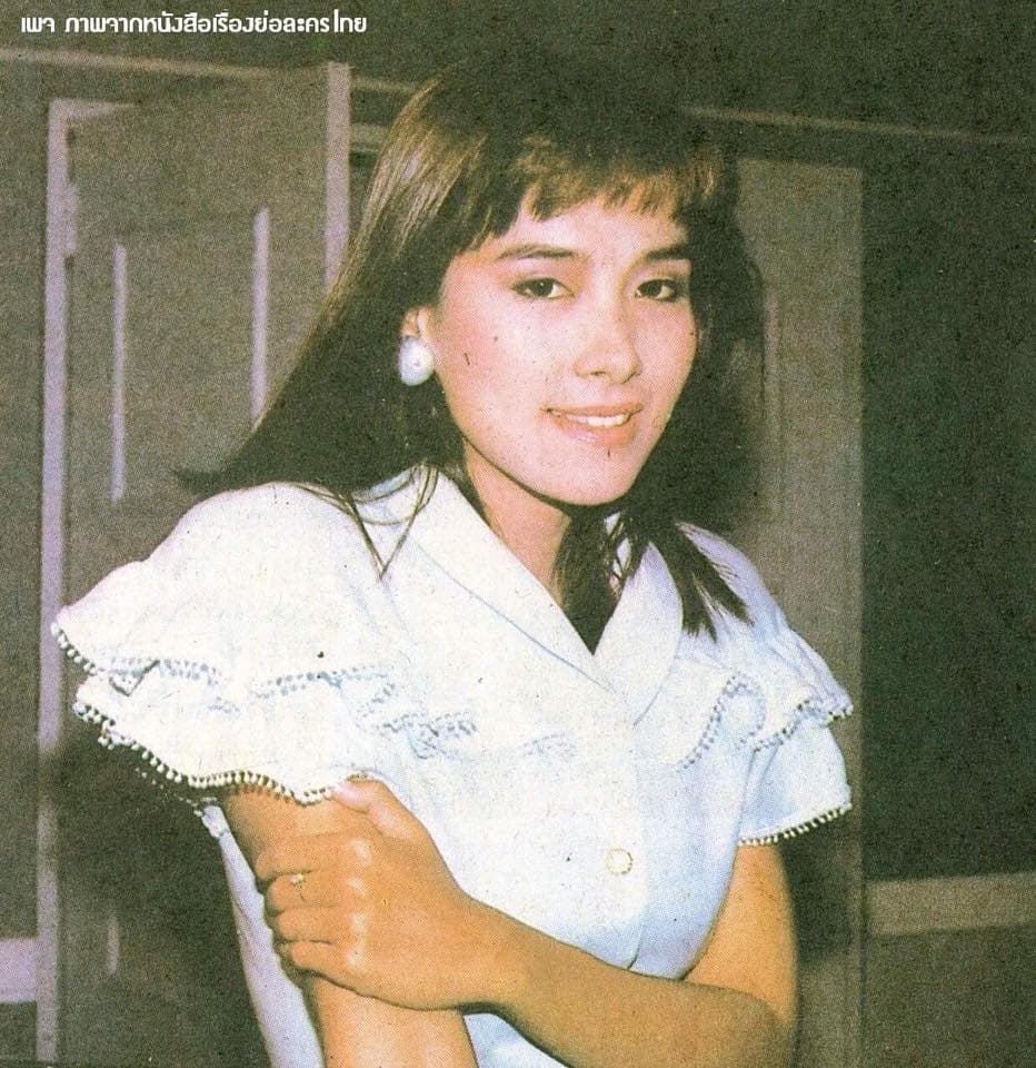 โปสเตอร์ละคร สุรีย์รัตน์ล่องหน ใช้เป็นพื้นหลัง