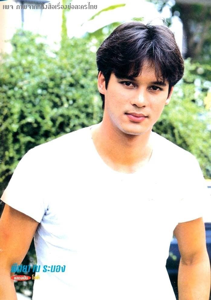 Poster of ฟ้าสางที่กลางดง as background