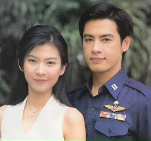 โปสเตอร์ละคร ผยอง ใช้เป็นพื้นหลัง