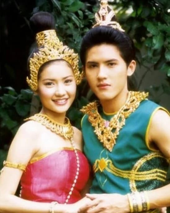 โปสเตอร์ละคร วงษ์สวรรค์ ใช้เป็นพื้นหลัง