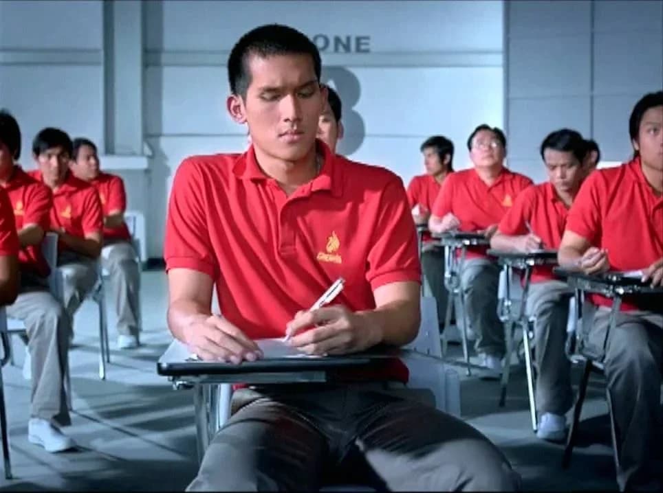 โปสเตอร์ภาพยนตร์ Phoenix Insurance Training (ภาพยนตร์โฆษณา) ใช้เป็นพื้นหลัง