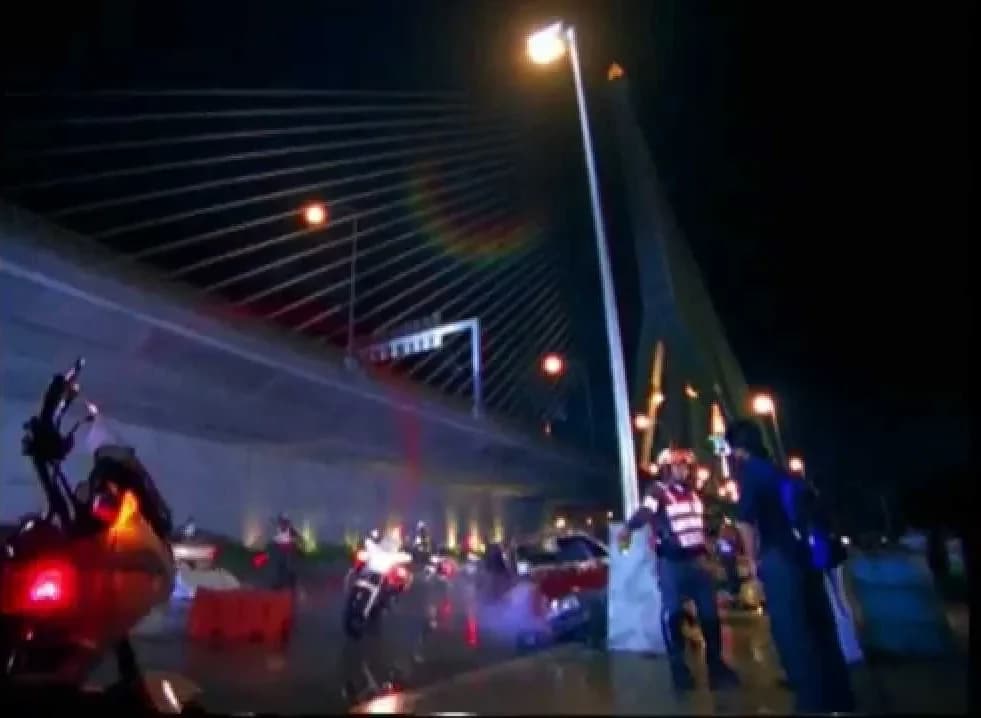 โปสเตอร์ภาพยนตร์ 1669 SOS (ภาพยนตร์โฆษณา) ใช้เป็นพื้นหลัง