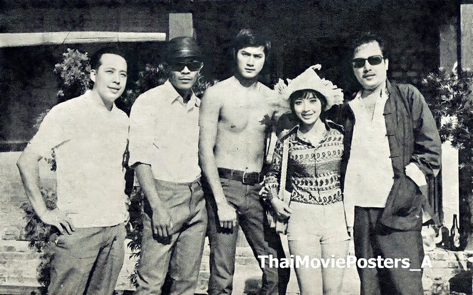 โปสเตอร์ภาพยนตร์ สิงห์สยามถล่มคาราเต้ ใช้เป็นพื้นหลัง