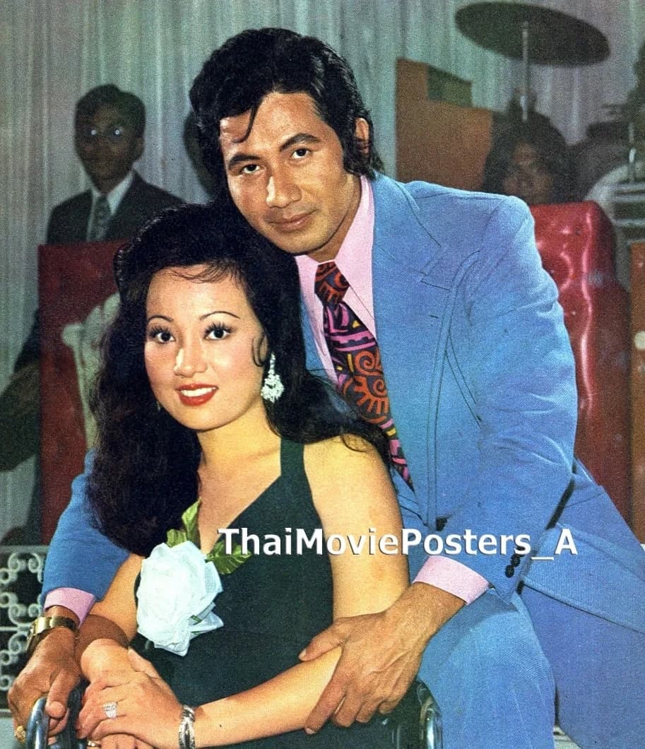 โปสเตอร์ภาพยนตร์ 8 เหลี่ยม 12 คม ใช้เป็นพื้นหลัง