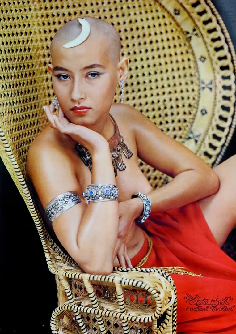 โปสเตอร์ภาพยนตร์ อีโล้นซ่าส์ ใช้เป็นพื้นหลัง