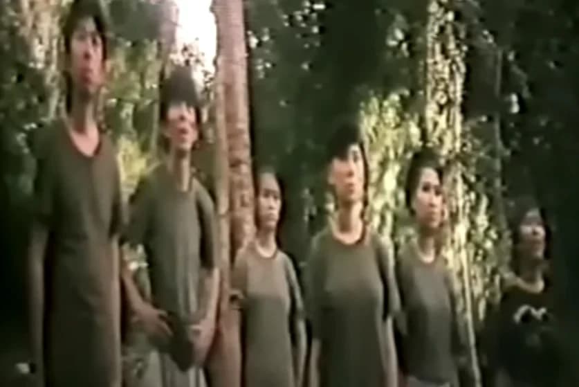 โปสเตอร์ภาพยนตร์ นักรบ 3 สลึง ใช้เป็นพื้นหลัง