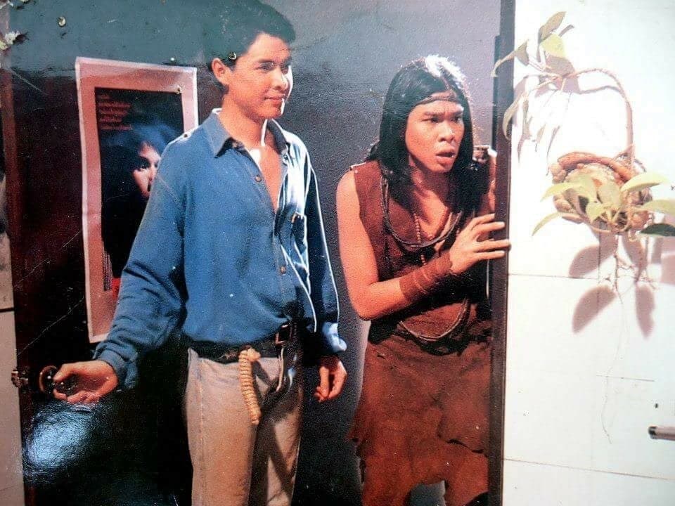 โปสเตอร์ภาพยนตร์ เพื่อนซื่อพาก๊อง ใช้เป็นพื้นหลัง