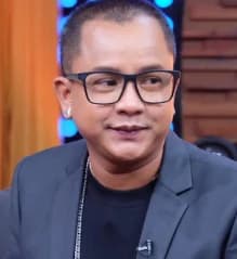 สมชาติ ทรงกลด (จั๊กกะบุ๋ม เชิญยิ้ม)