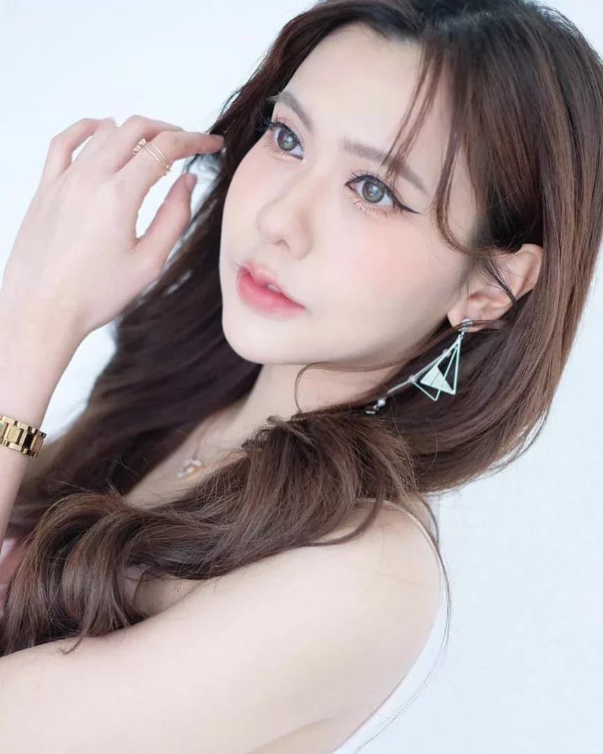 เนย กานต์ธีรา วัชรทัศนกุล