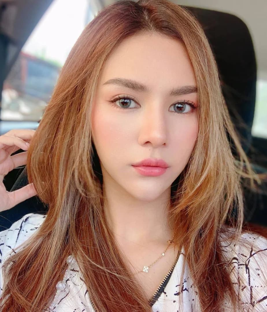 พิ้งค์ กมลวรรณ ศตรัตพะยูน