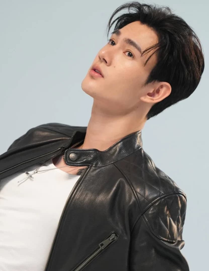 พาเวล นเรศ พร้อมเผ่าพันธ์