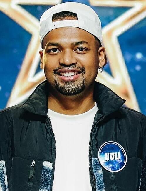 แซม ซามูเอล ดับประดิษฐ์ อาคูเบีย