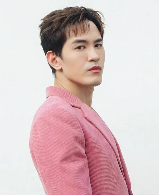 อั๋น วริศ เลิศจารุวงศ์